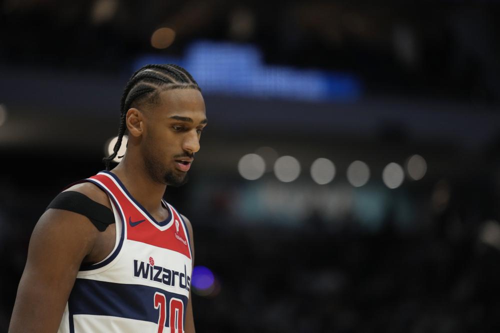 钦文更是脱 钦文更是脱