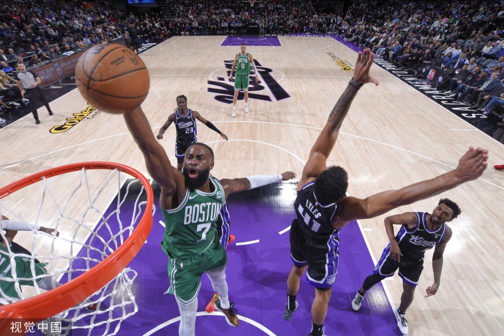 他在赛后采 他在赛后采